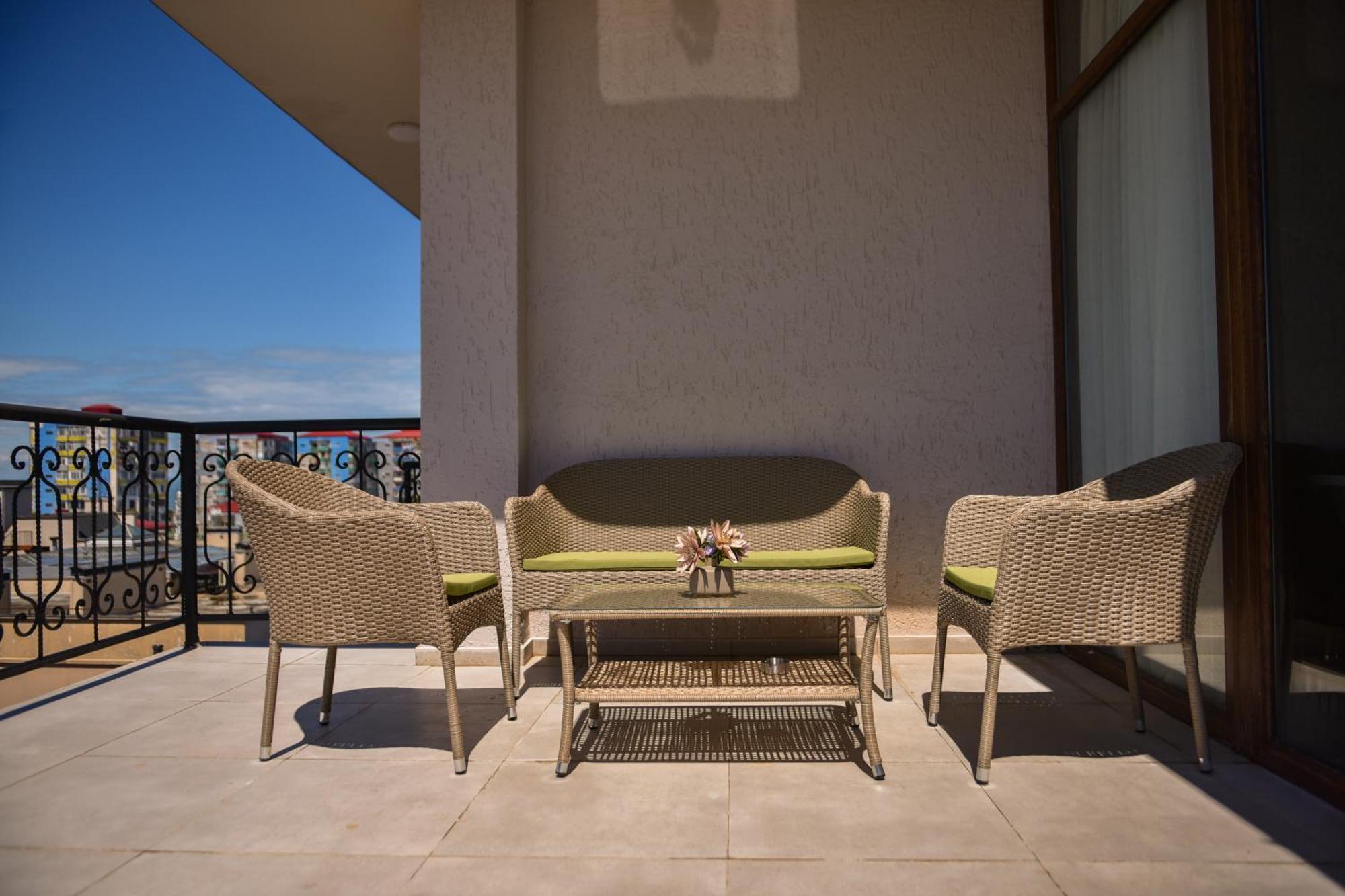Hotel Monarch Batumi Luaran gambar