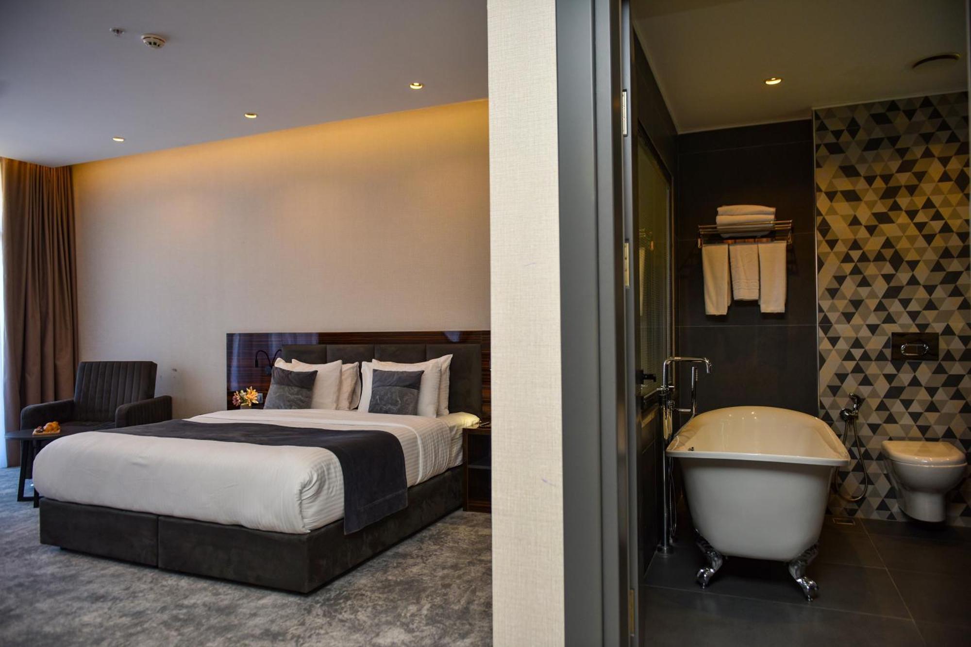 Hotel Monarch Batumi Luaran gambar